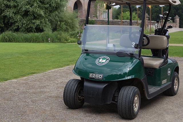 Golf-Caddy vor Schloss Myllendonk