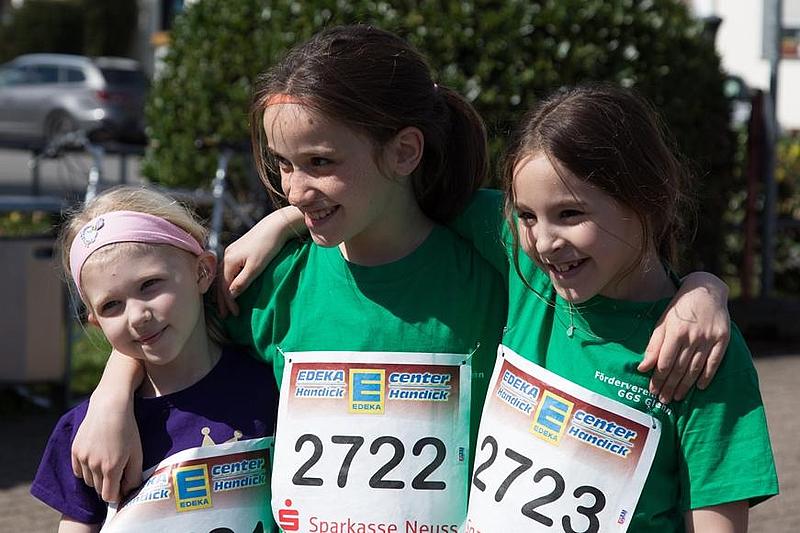 City-Lauf: Drei Teilnehmerinnen (Mädchen) sind am Ziel