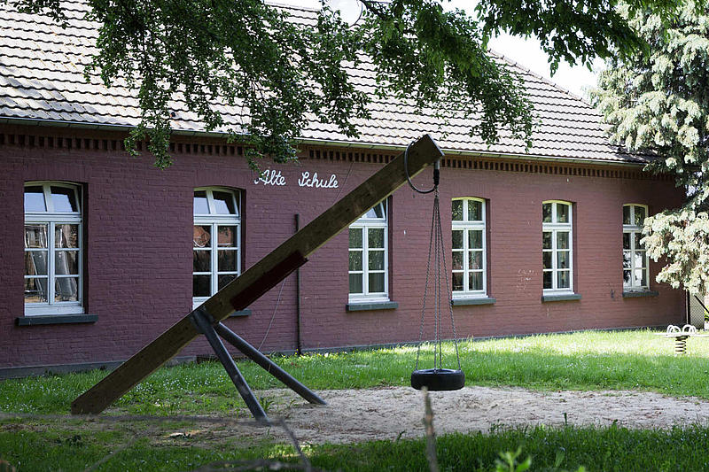 Ansicht Alte Schule Steinforth mit Spielplatz