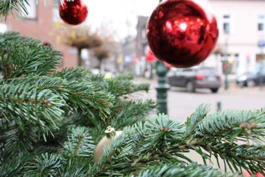Detailfoto Weihnachtskugel mit Stadtblick im Hintergrund