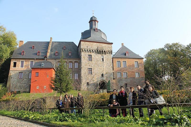 Gruppenbild Komponisten AvantGarten vor dem Schloss Liedberg