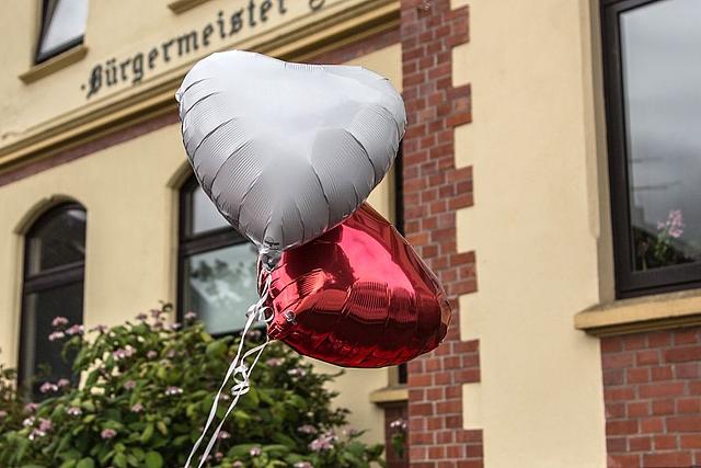 Herzballons zur Hochzeit vor dem Alten Bürgermeister-Amt