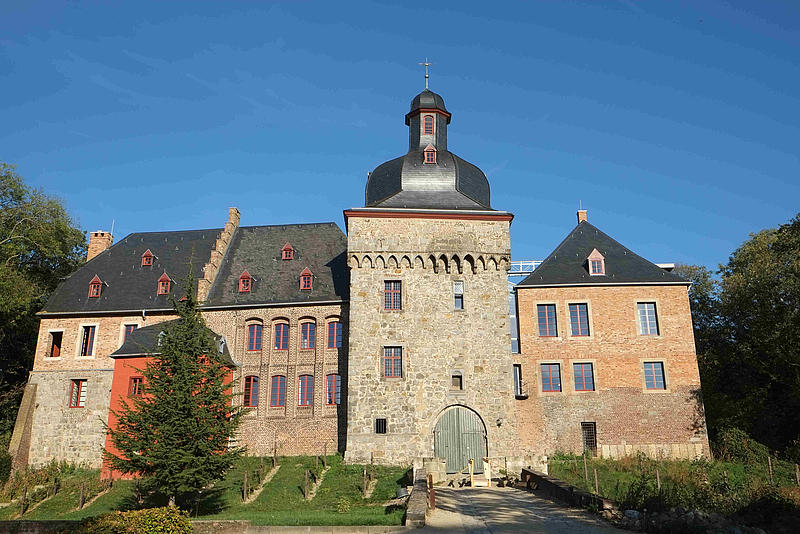 Schloss Liedberg im Sonnenschein frontal