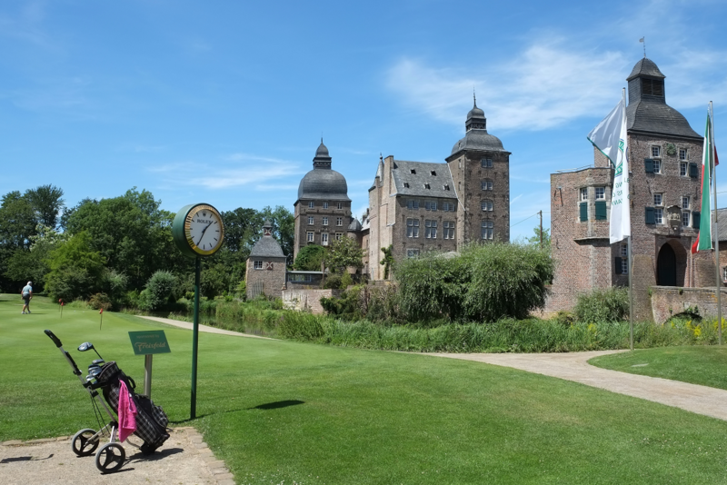 Panorama Schloss Myllendonk mit Golfwagen im Vordergrund