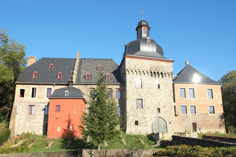 Frontalansicht des Liedberger Schlossgebäudes im Sommer