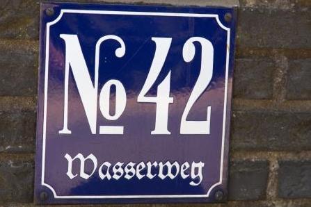 Nah-Aufnahme Hausnummer 42 Wasserweg in Steinhausen