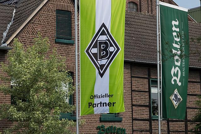 Brauhaus Bolten mit Bolten- und Borussia-Fahne