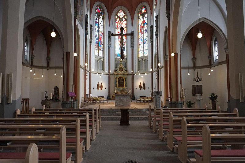 Der Innenraum der St. Andreaskirche. Im Mittelpunkt steht der Altar.