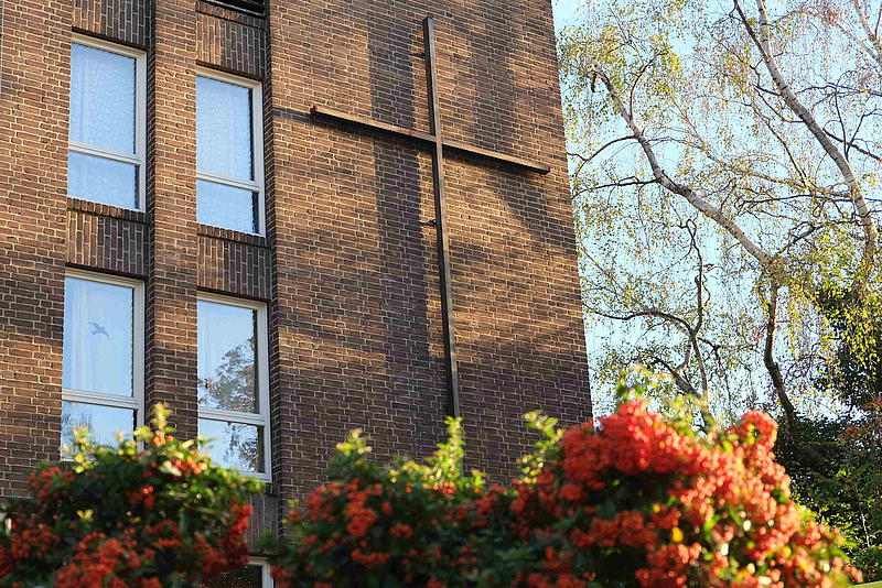 Detailaufnahme: evangelische Kirche Außenwand mit Kreuz
