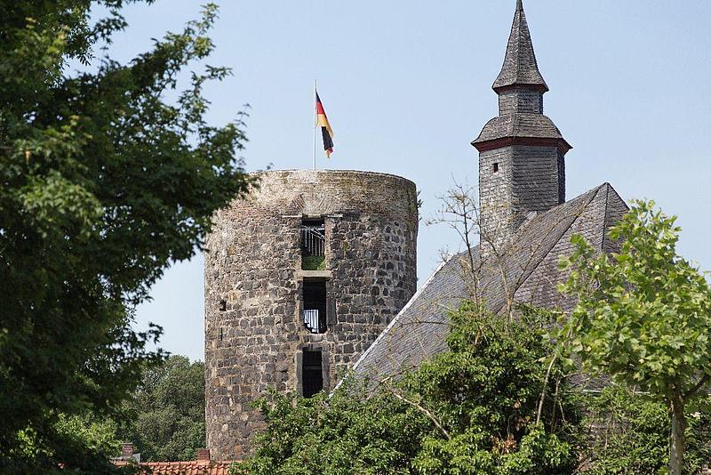 Außenansicht: Der Liedberger Mühlenturm und die angrenzende Schlosskapelle.