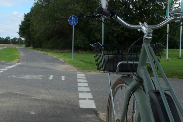 Fahrrad im Anschnitt auf freiem Radweg bei Lüttenglehn