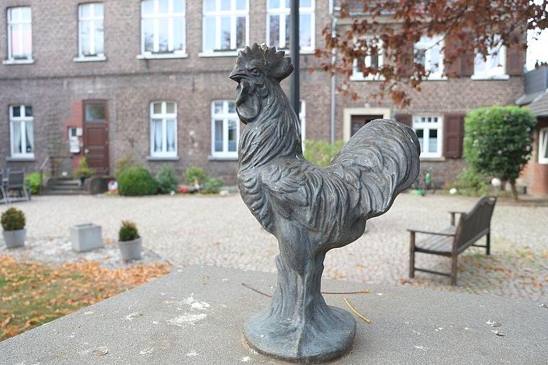 Hahn-Bronzefigur auf dem Denkmal der Hahnenkönige Lüttenglehn
