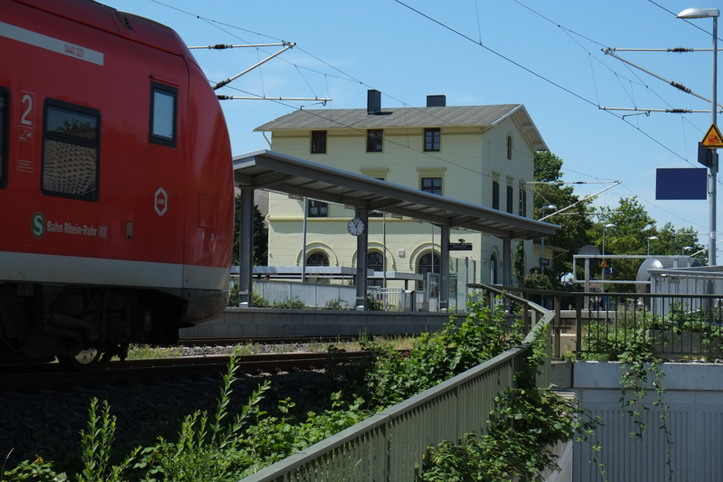 Zug fährt aus dem Bahnhof Kleinenbroich hinaus