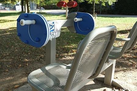 Detailaufnahme: Fitnessgerät für Senioren im Park