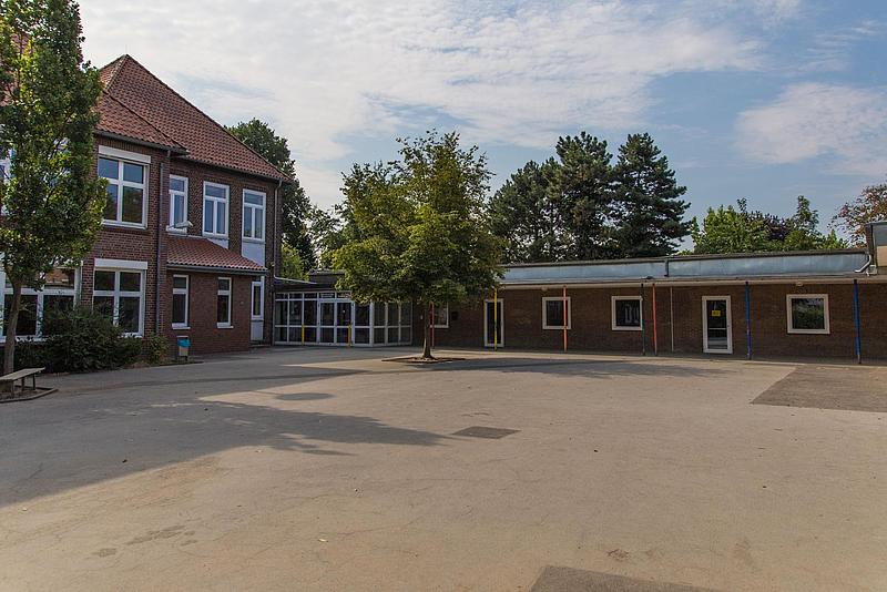 Außenansicht der Grundschule in Herrenshoff mit Schulhof