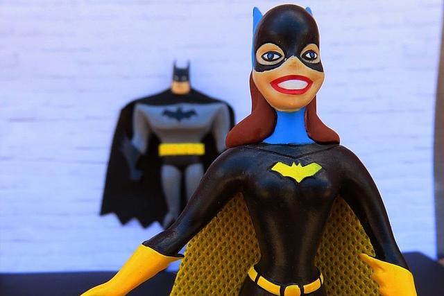 Batgirl, im Hintergrund Batman