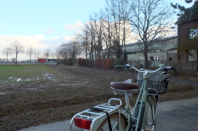 Neuer Radweg-Abschnitt, Fahrrad im Vordergrund