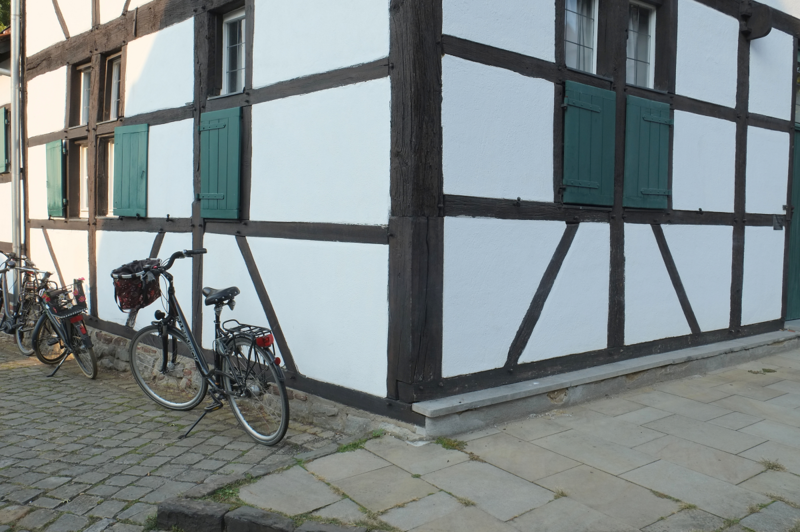 An einem Fachwek-Eckhaus geparkte Räder in Liedberg