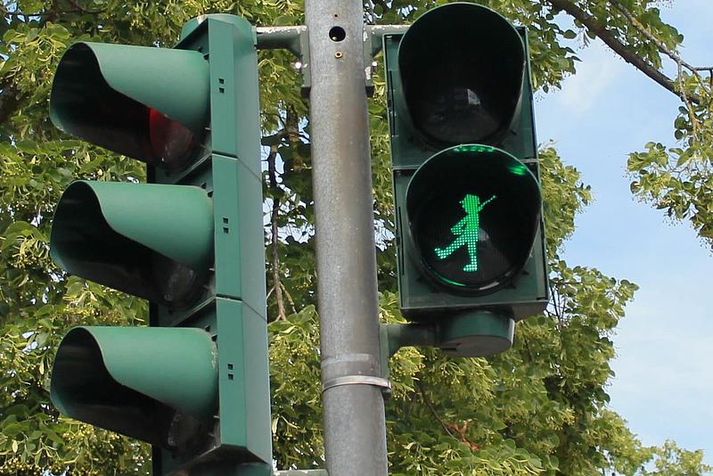 Fußgängerampel zeigt einen grünen marschierenden Schützen 