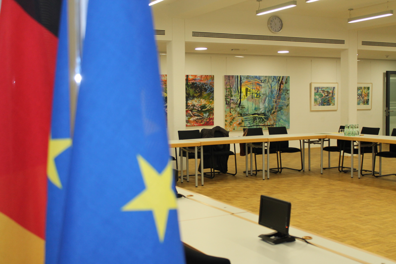 Blick in den Ratssaal mit Europaflagge und Deutschlandflagge im Vordergrund