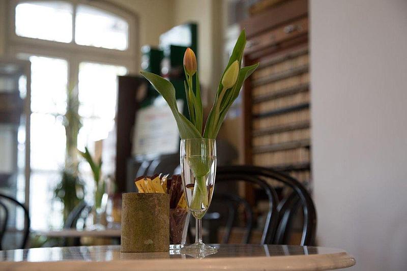 Café Kulturbahnhof: Detailaufnahme eines Bistrotisches mit Blumendeko